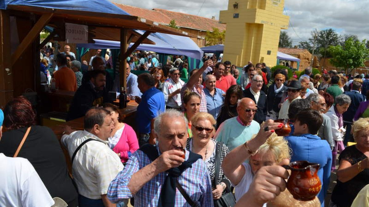 A la izquierda y arriba, dos imágenes de la feria de años anteriores; a la derecha, presentación del Campeonato Autonómico de Corte de Cecina. MEDINA