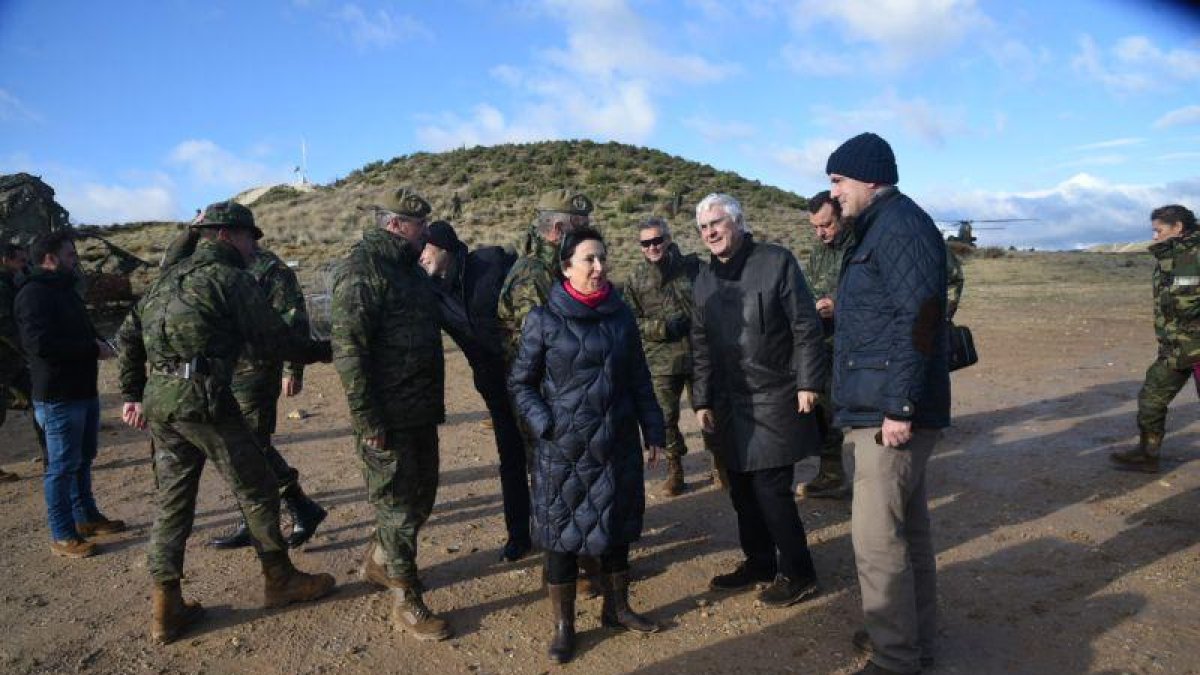 Robles y el parlamentario socialista Jose María Barreda, esta mañana en la base de San Gregorio