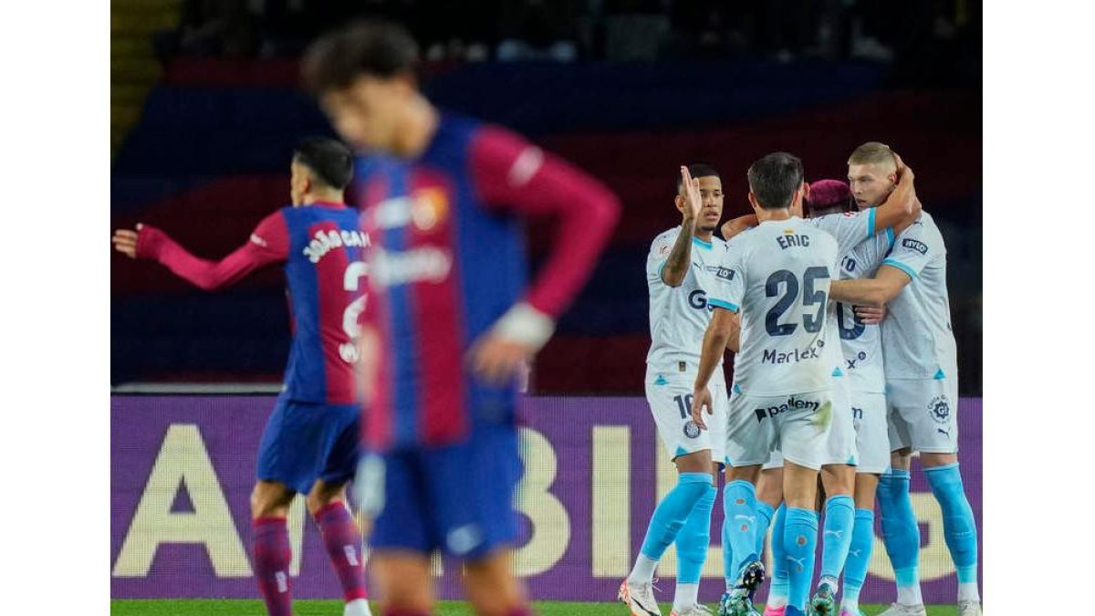 Los jugadores del Girona celebran el gol del delantero ucraniano Artem Dovbyk al Barcelona. SIU WU