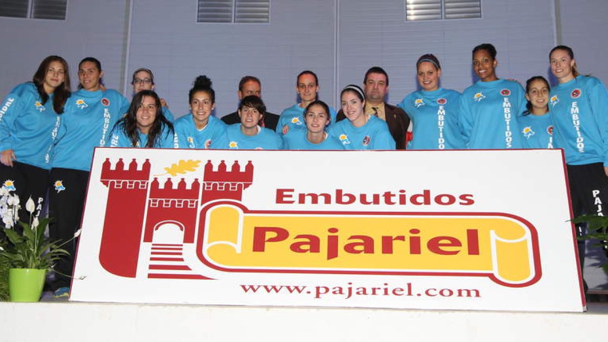 Las jugadoras del Bembibre se encomendaron al Santo para firmar una gran temporada.