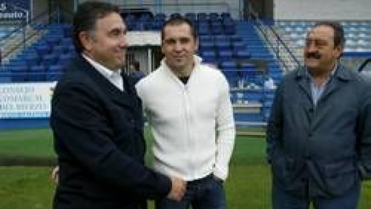 El presidente, José Fernández Nieto, le enseñó a Fran su nuevo campo para la temporada 2004-2005