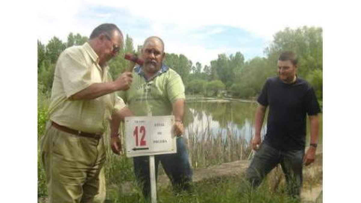 Miembros de una sociedad de pescadores señalizando un tramo