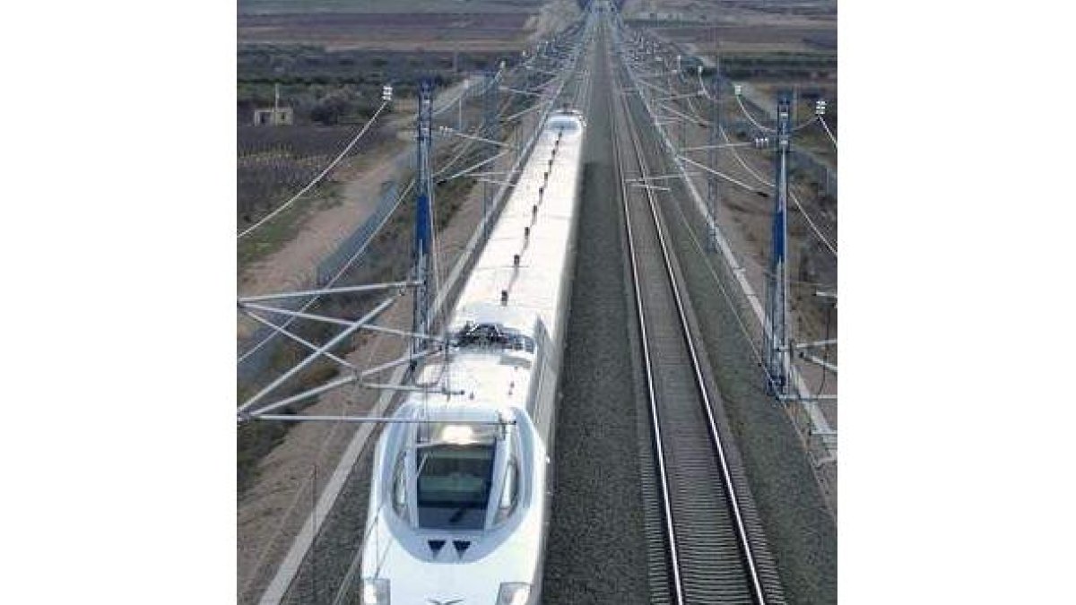 Un tren de alta velocidad circula por vías zaragozanas.