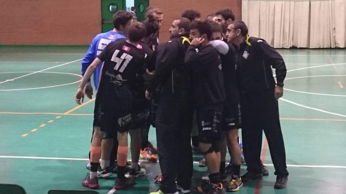 A la izquierda, los componentes del equipo del Cuatro Valles celebran su victoria y, a la derecha, el equipo del BM La Virgen.