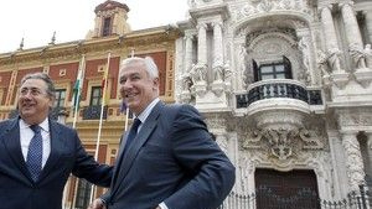 Javier Arenas (derecha), con el candidato del PP a la alcaldía de Sevilla, Juan Ignacio Zoido.