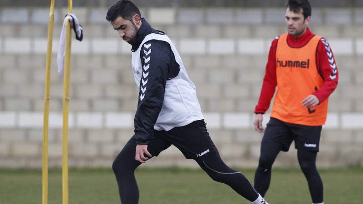Viti entrenó ayer junto al resto de sus compañeros tras caerse de la lista el mismo domingo. jesús f. salvadores