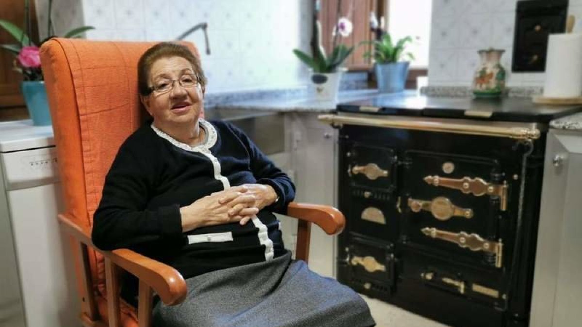 Elisa Gómez, ya en su cocina, explica su experiencia delante de las cámaras. ARAUJO