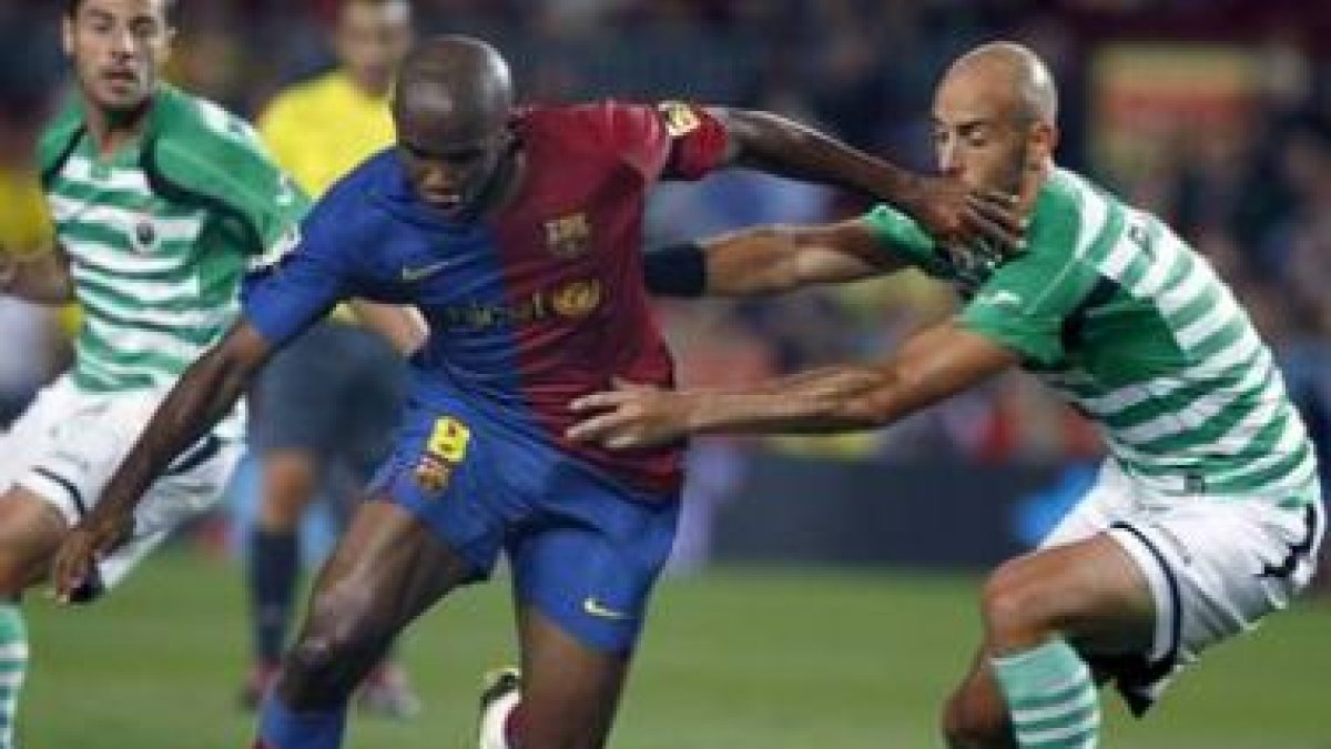 Samuel Eto-™o, a la izquierda, es una de las preocupaciones del Racing de Santander para el partido