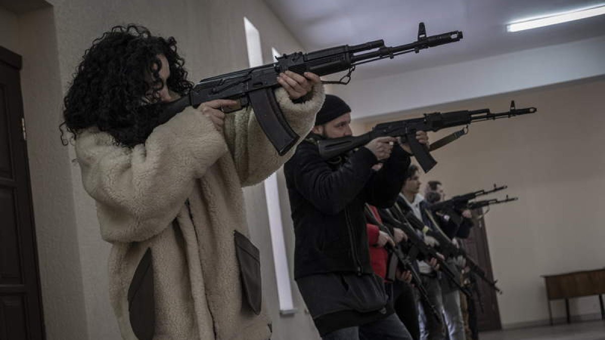 Imagen de civiles de Odessa en un entrenamiento militar para hacer frente a las tropas rusas. MARÍA SENOVILLA
