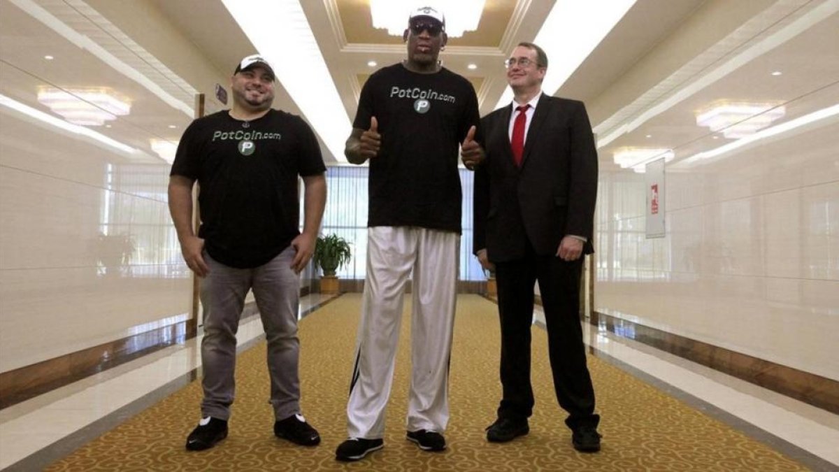 Dennis Rodman (centro), a su llegada al aeropuerto de Pionyang.