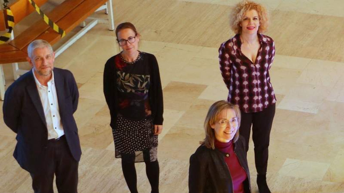 María Teresa Tascón, con tres miembros de su equipo: Javier Castaño, Cristina Gutiérrez y Laura Valdunciel. DL