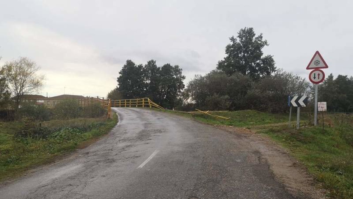 El acceso y salida del puente, cuyo escaso ancho da prioridad a los vehículos de un sentido, se realiza por dos curvas pronunciadas. DL