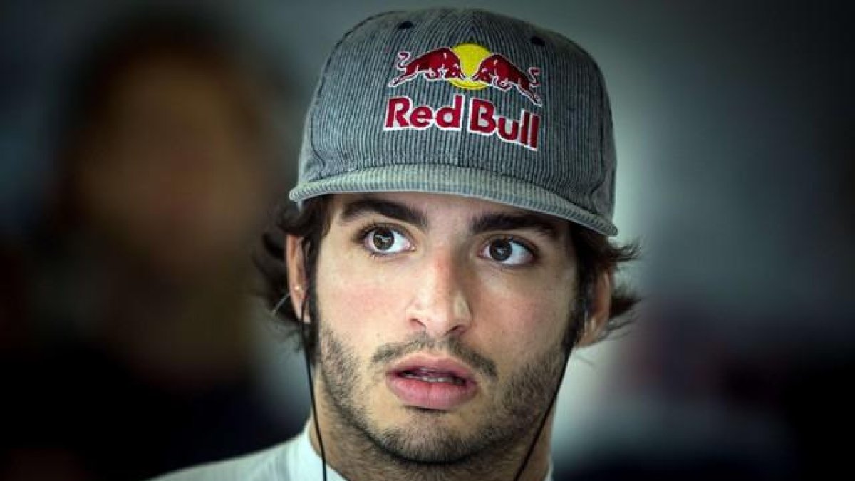 Carlos Sainz Jr espera durante el primer entreno del Grand Prix de Rusia el viernes 9 de octubre