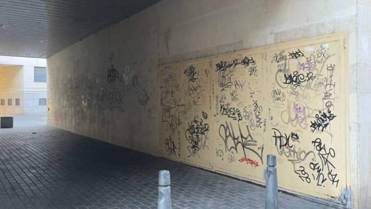 Una de las pintadas criticadas por los populares. DL