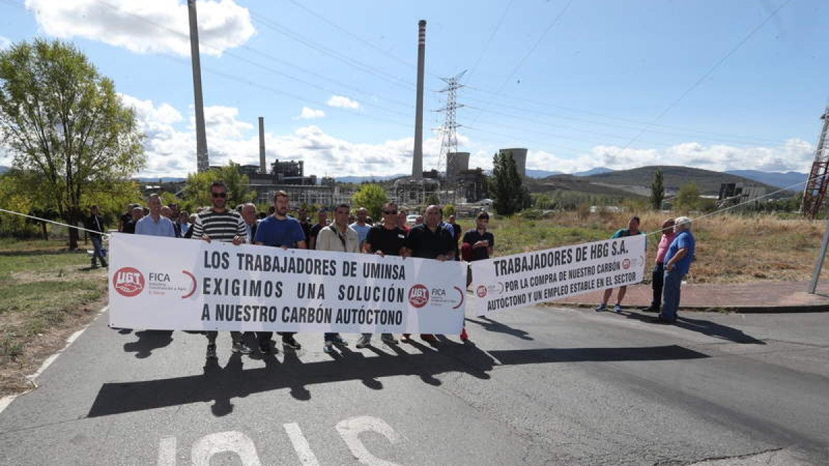 Concentración de protesta frente a Compostilla. ANA F. BARREDO