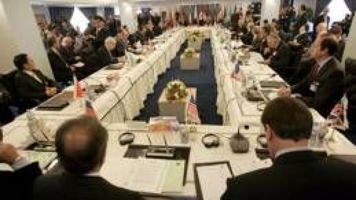 Una vista global de la sala que acogió la reunión de las delegaciones de EE.UU., Siria e Irak