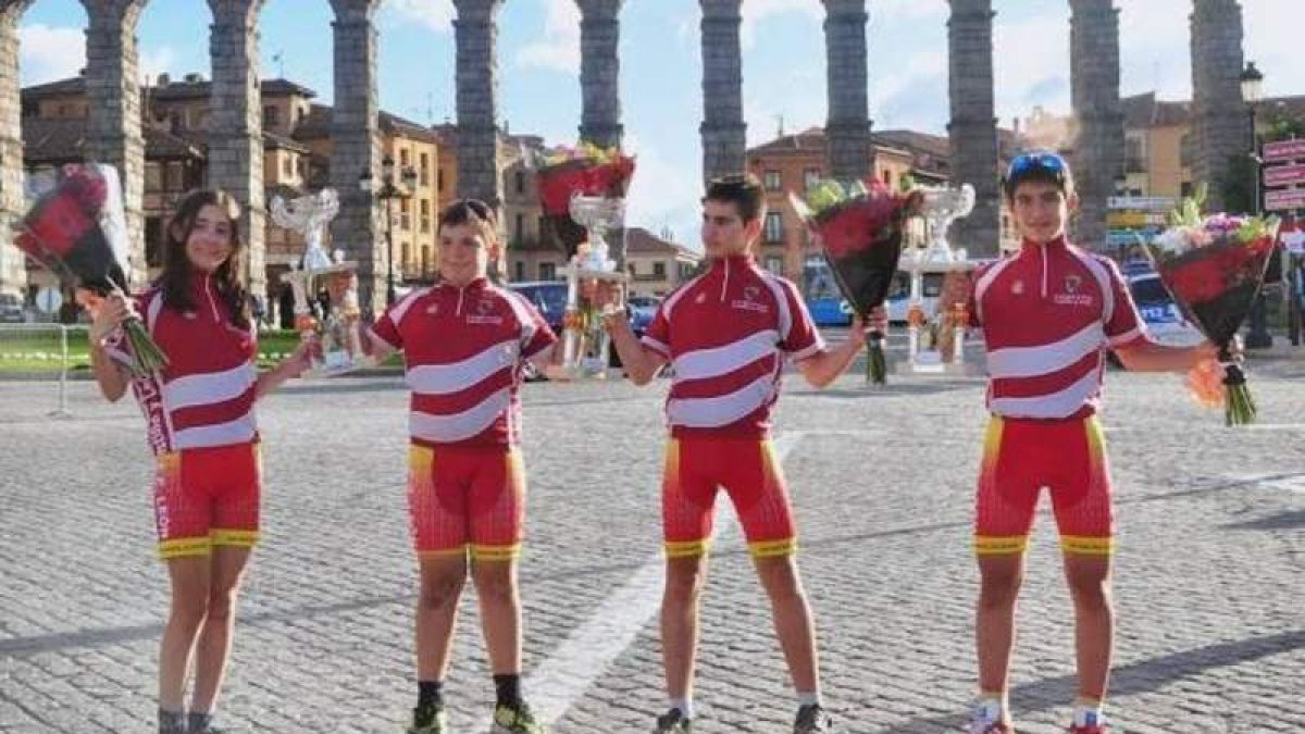 Iker, David, Fernando y María celebran sus triunfos para el CC León (i), mientras Joaquín García hacía doblete para el Dipuleón (c) y Luis sumaba otro éxito para el Turisleón.