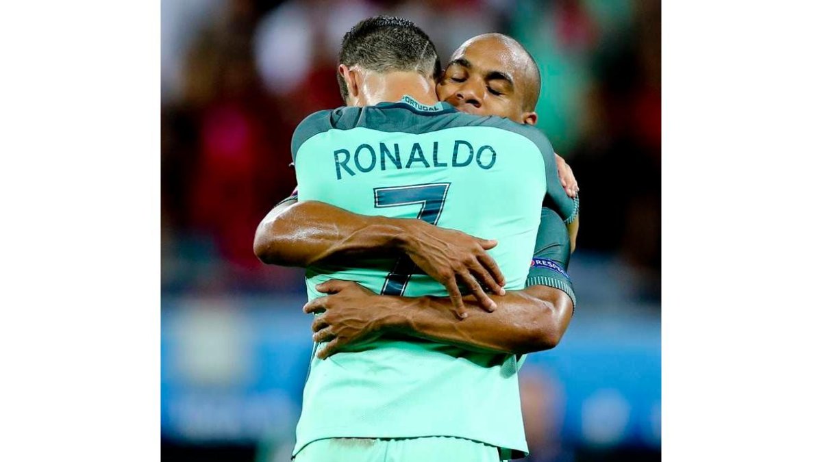 Cristiano Ronaldo se abraza con Joao Mario tras derrotar a Gales este miércoles. MIGUEL A. LOPES