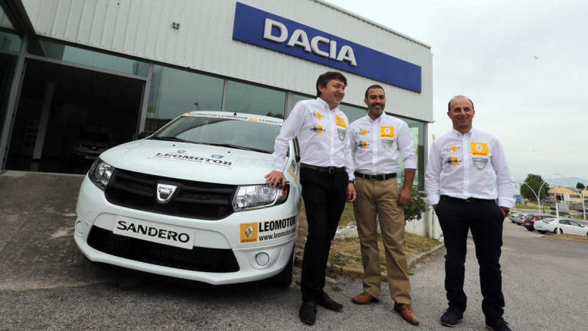 Samuel Folgueral y Conrado Fernández posan junto a Javier González, responsable del concesionario Leomotor.