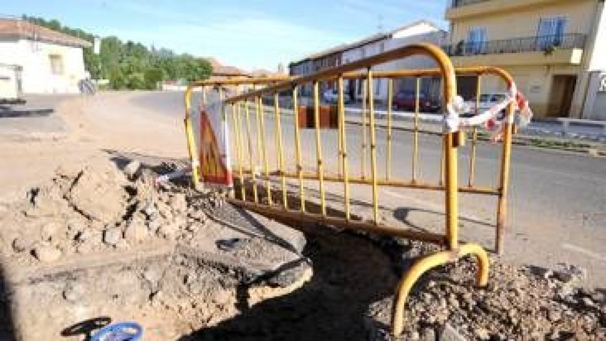 El Ayuntamiento está renovando las redes de abastecimiento y el alumbrado en Grulleros