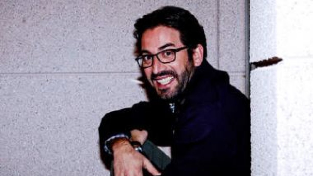 Antonio Garrido, posa divertido en las escaleras de Antena 3.