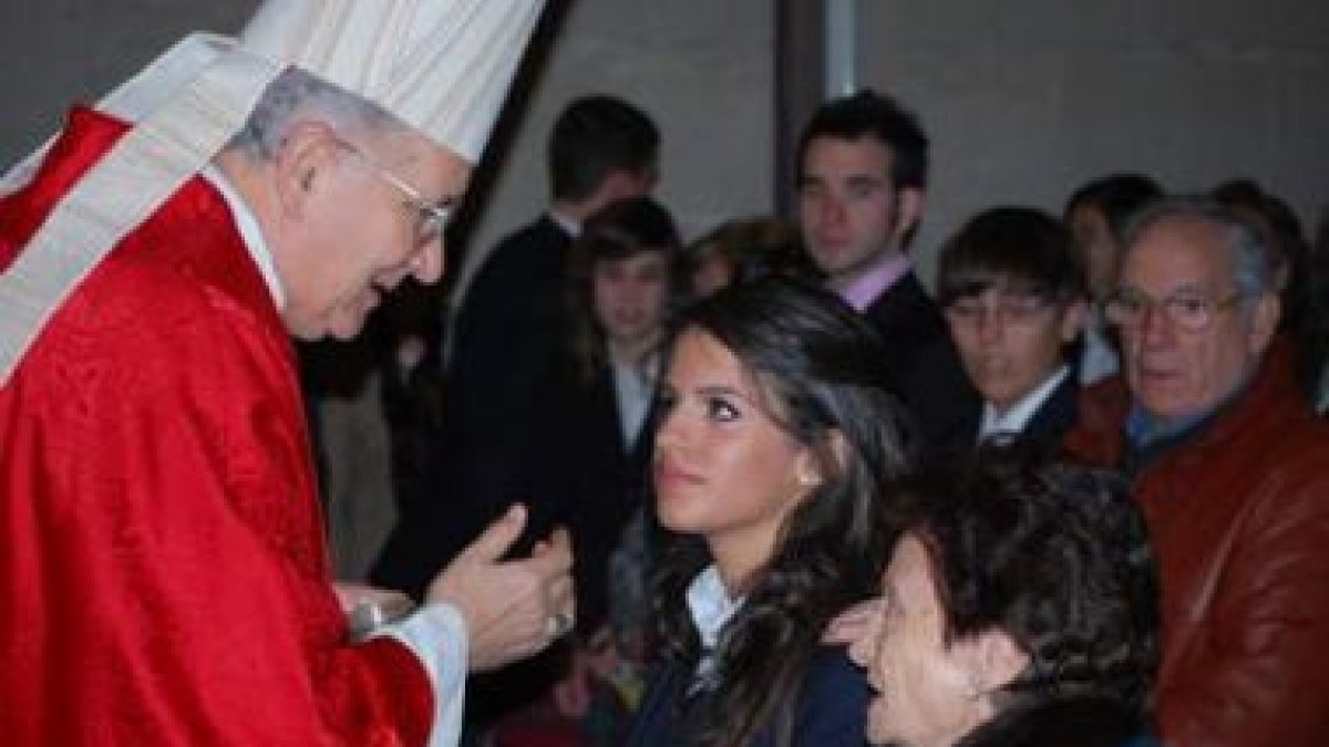 El obispo confirma a una de las alumnas del Colegio Santa Teresa.