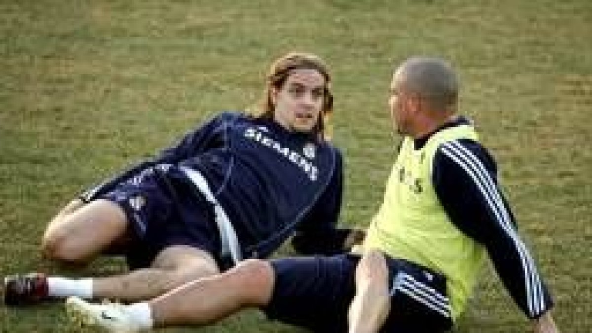 Woodgate y Ronaldo conversan sobre el césped durante un entrenamiento de la primera plantilla blanca