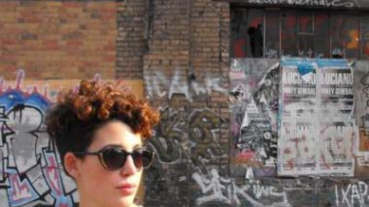 Lorena posa en una calle de Berlín, donde vive desde hace ya un año y medio.