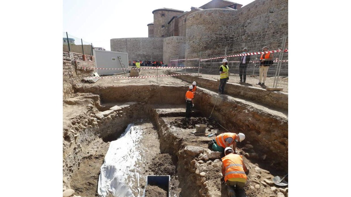 Excavaciones en el Castrum Iudeorum de Puente Castro y en la muralla en el tramo de Era del Moro. MARCIANO PÉREZ / RAMIRO
