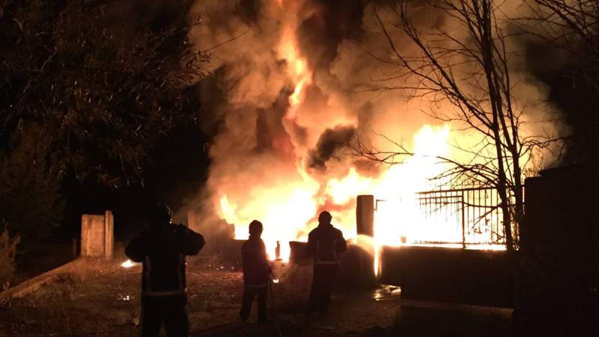 En el Carbosillo ardieron dos contenedores, cuyo fuego pudo ser controlado por Protección Civil.