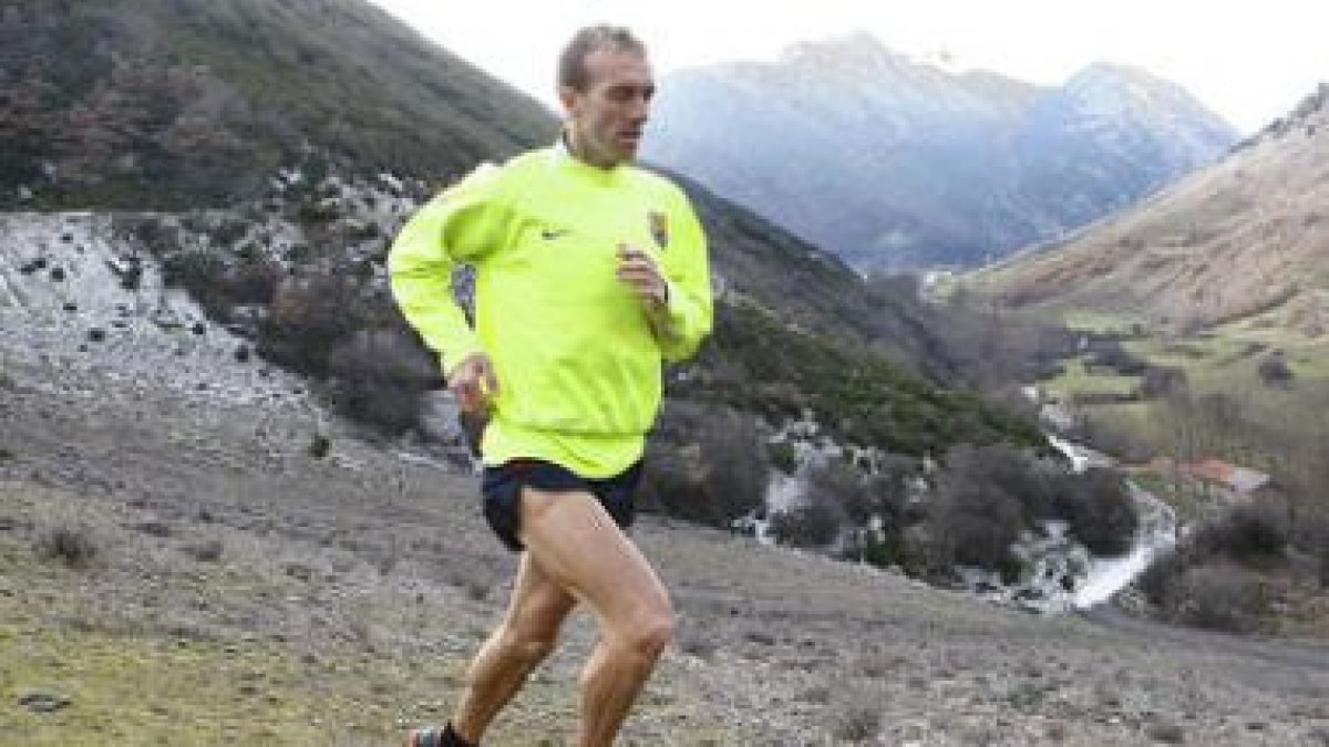 El atleta gordonés Sergio Sánchez en un entrenamiento campo a través.