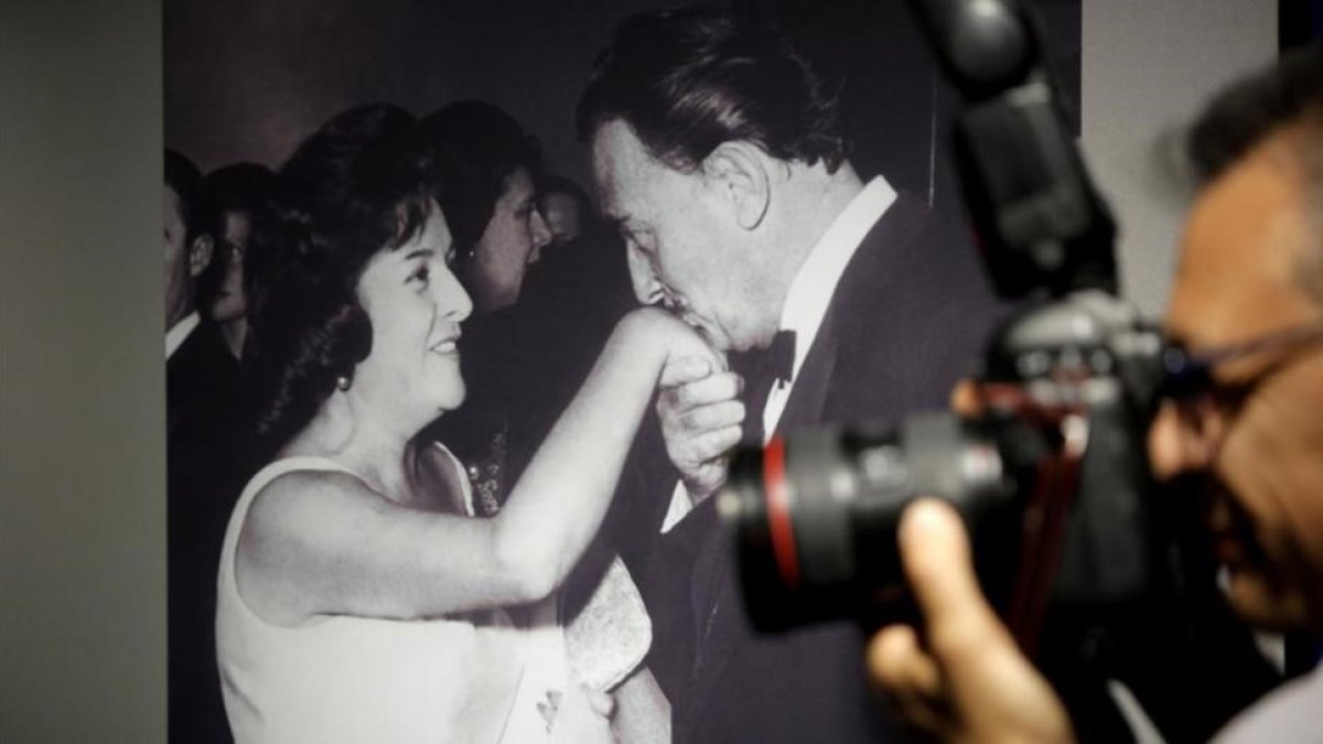 Dalí besa la mano de Imperio Argentina en una de las fotos incluidas en la exposición de la agencia Efe, en Madrid.