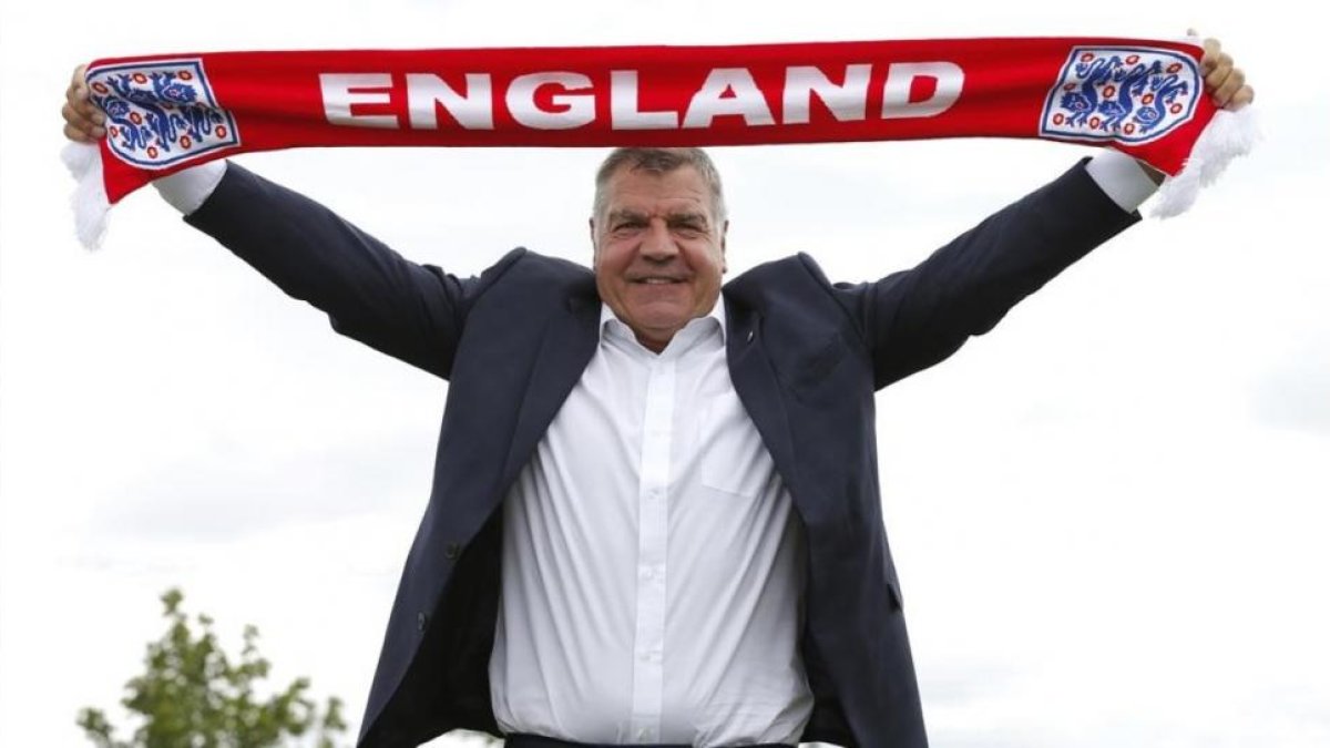 Sam Allardyce extiende una bufanda para los fotógrafos, este lunes en el St.George's Park de Burton Upon Trent.