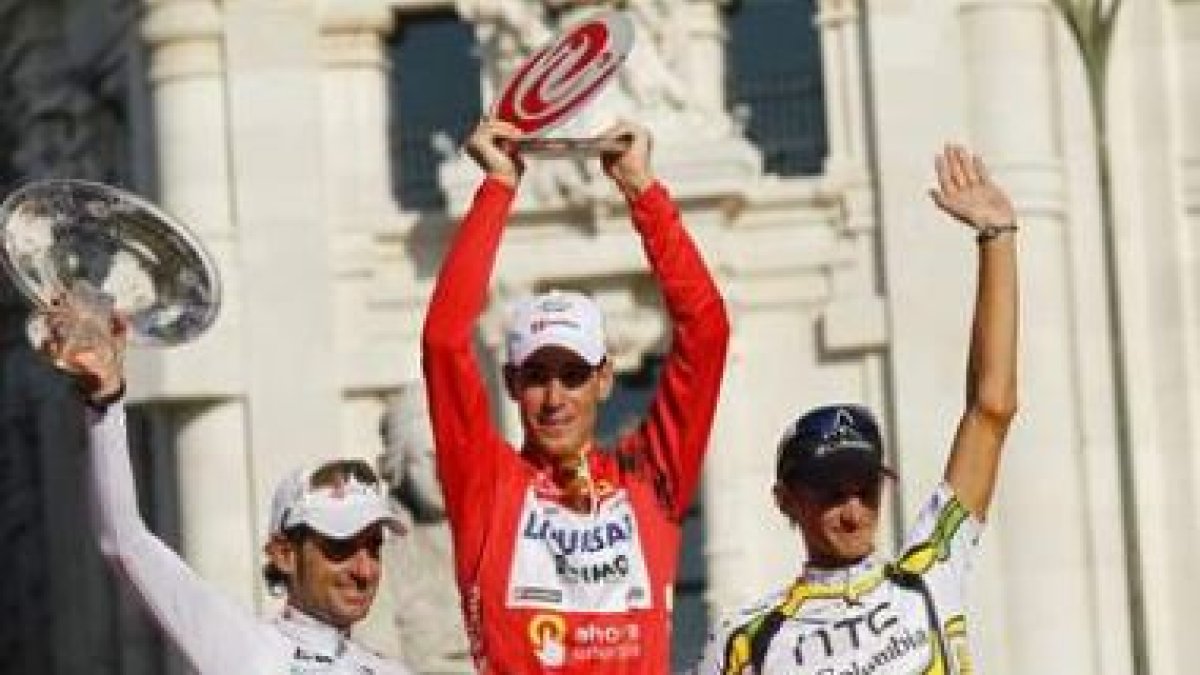 Nibali levanta su trofeo de campeón de la Vuelta escoltado por Mosquera (i) y Velits.