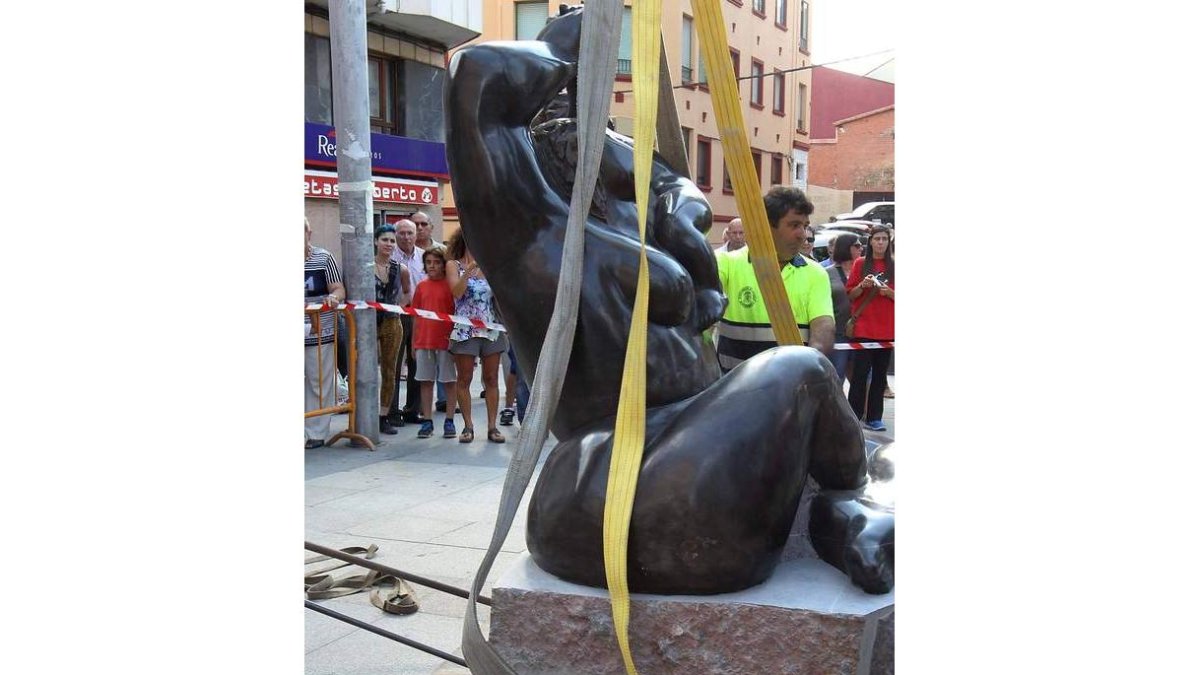 La estatua en la plaza obispo Alcolea..