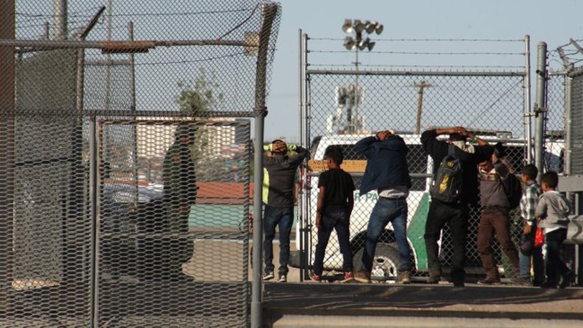 Migrantes son detenidos tras cruzar el río Bravo por las autoridades migratorias de Estados Unidos.