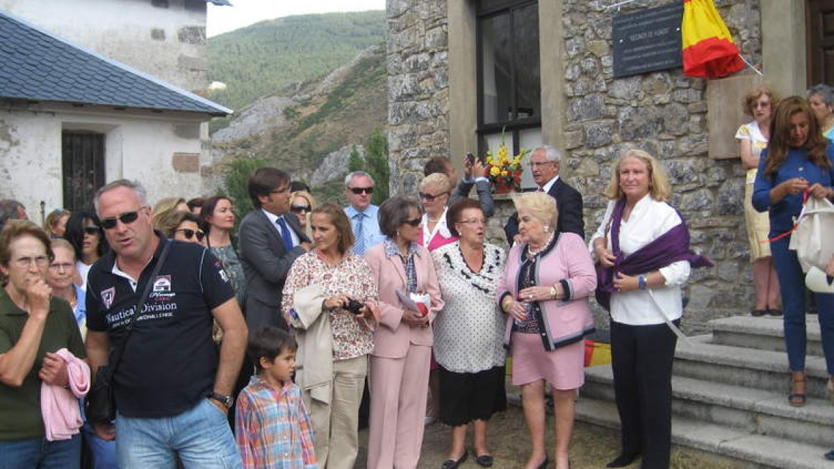 La familia Fierro, entre los que se encontraba la única hija de don Ildefonso, la mediática Cuky Fierro, descubrió una placa.