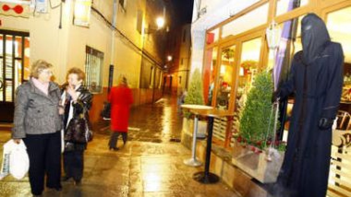 El bar La Tizona escenifica el ambiente que vive la ciudad en las horas previas al comienzo de la Se