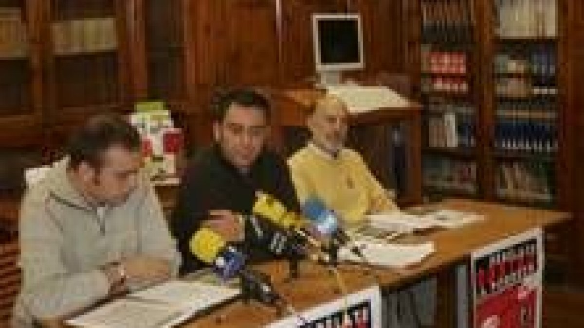 Paco Vallvedrú, en el centro, durante la presentación de la campaña