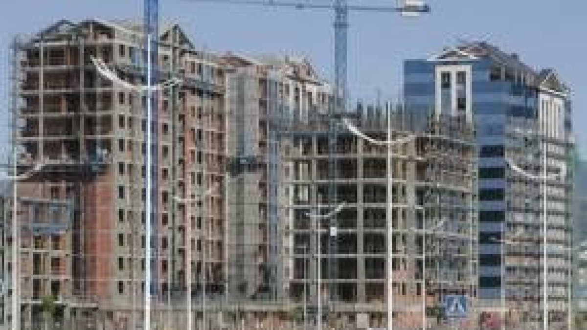 Edificios de viviendas en construcción en el entorno de La Rosaleda, el nuevo barrio de Ponferrada