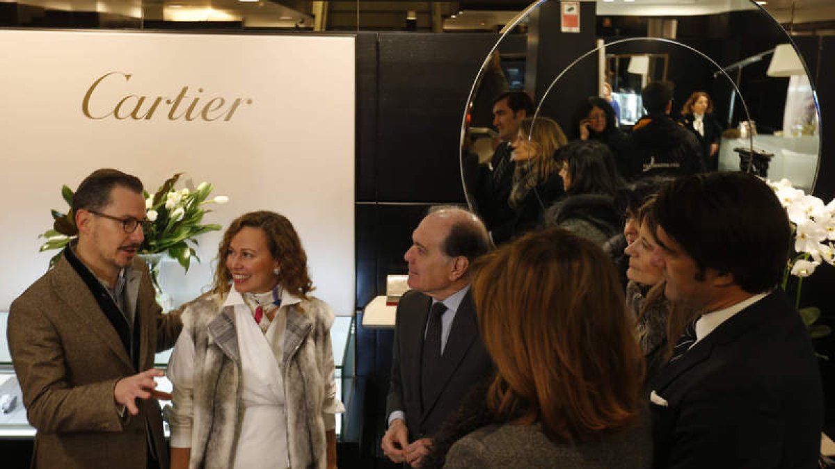 Santiago y María del Palacio, propietarios de Joyería Balta, mostraron ayer las instalaciones al consejero Tomás Villanueva