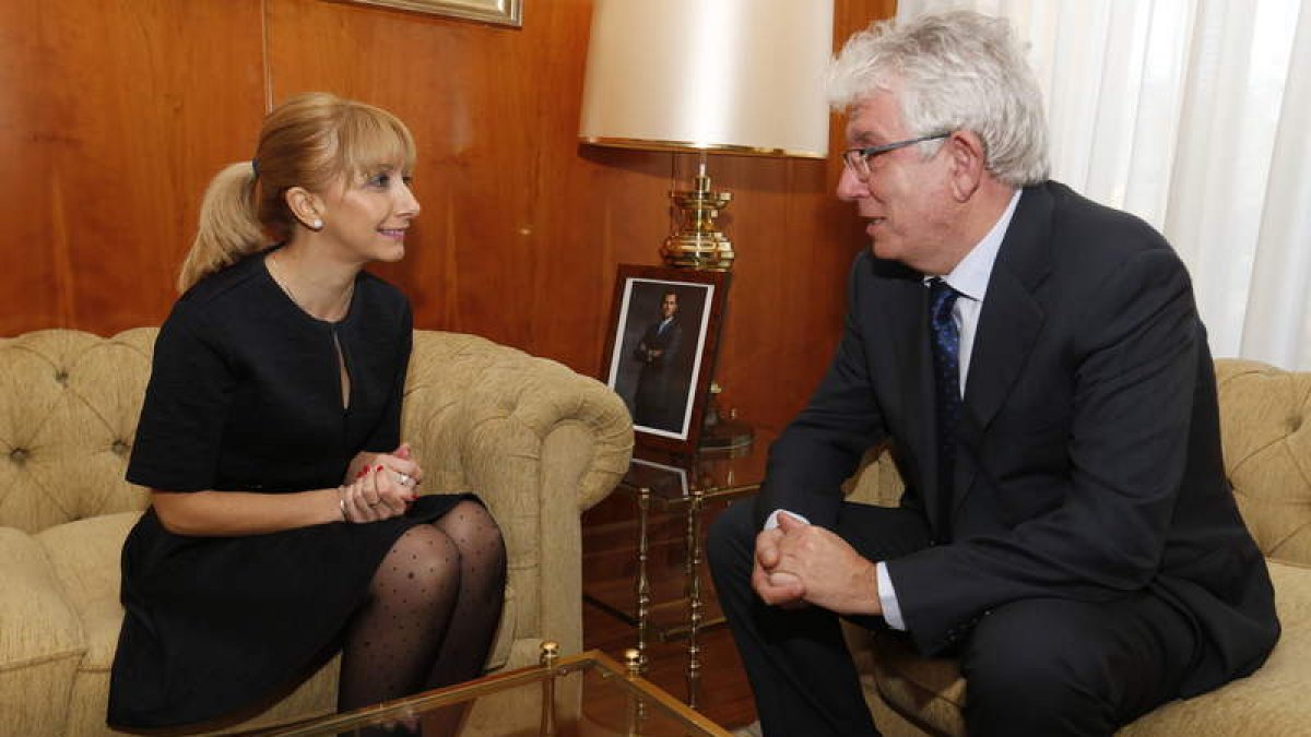 La alcaldesa, María Eugenia Gancedo, en la reunión con el rector de la ULE, José Ángel Hermida.