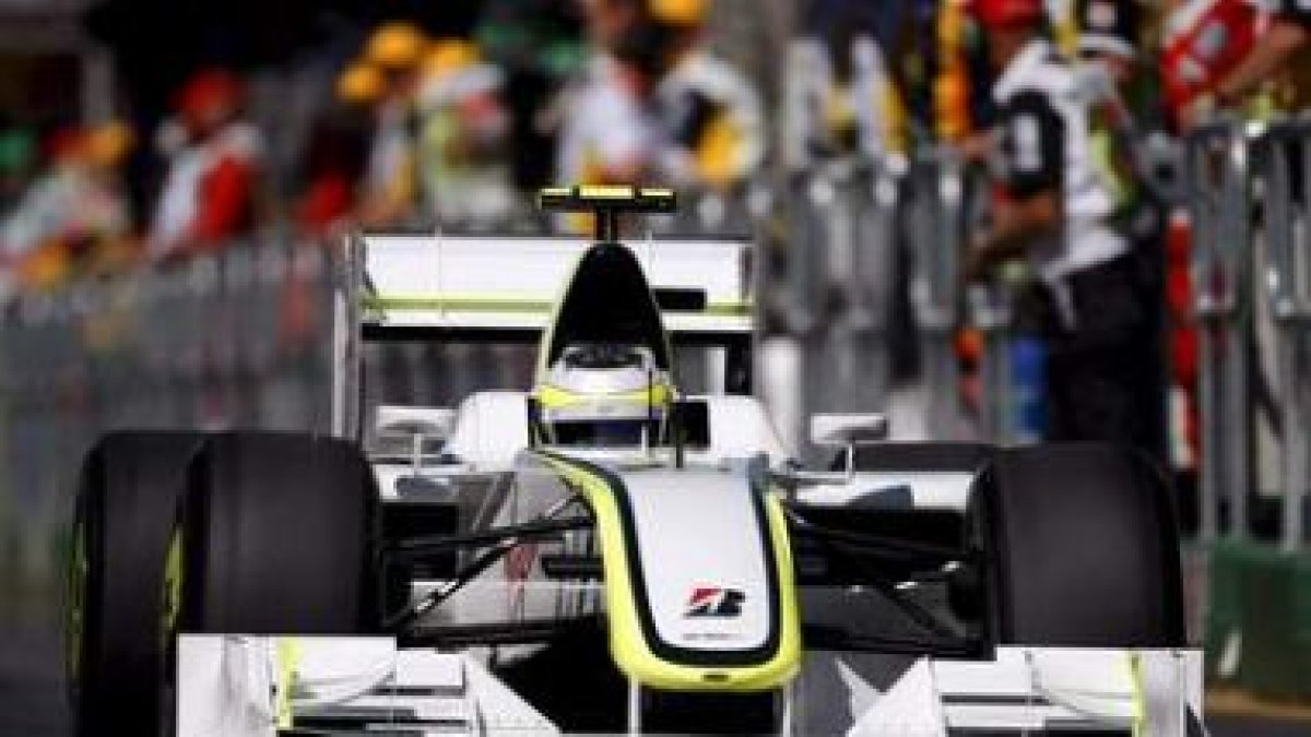 El piloto brasileño Rubens Barrichello, de Brawn GP, conduce su monoplaza en el GP de Melbourne