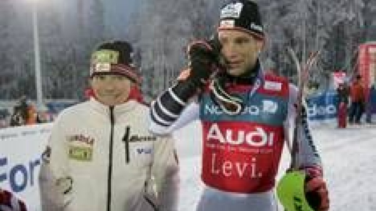 El austríaco Raich habla por el móvil tras ganar el eslalon