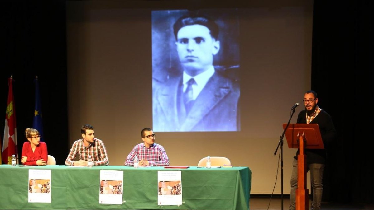 El historiador Alejandro Rodríguez (D), junto al resto de su equipo, durante el homenaje a los ediles de la comarca del Bierzo represaliados durante y tras la Guerra Civil, con motivo del 80 aniversario del fin de la contienda