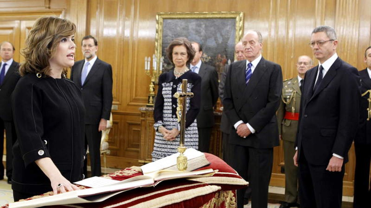 Sáenz de Santamaría juró ante el Rey Juan Carlos, en la Zarzuela, como vicepresidenta.