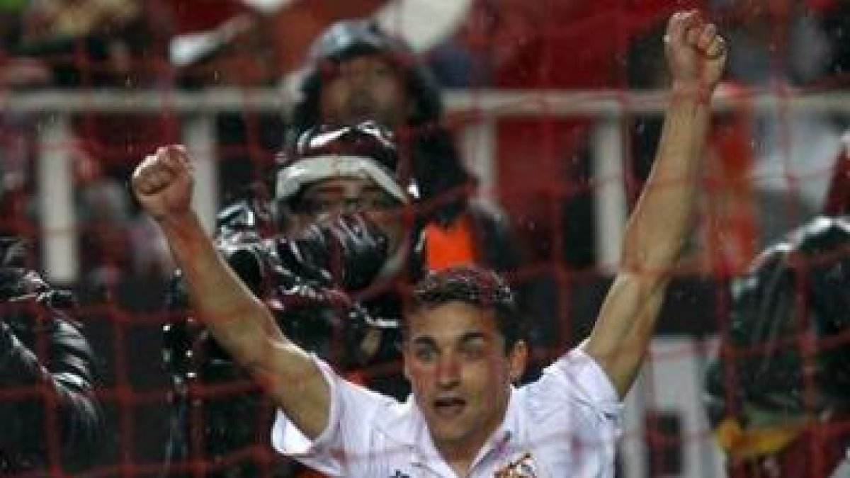 Jesús Navas celebra un gol con el Sevilla.