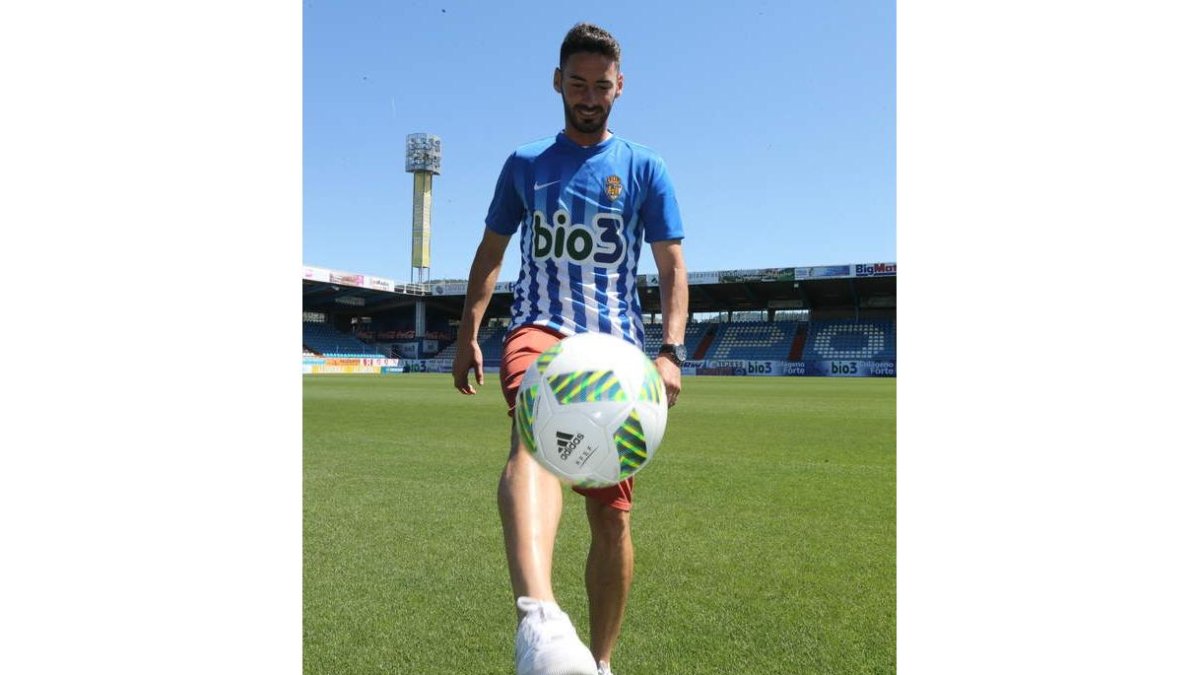 Héctor Figueroa, con el balón de la Liga sobre el césped de El Toralín. L. DE LA MATA
