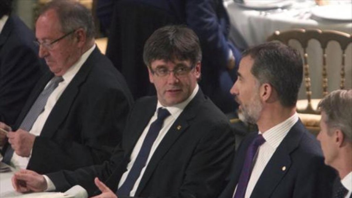 Puigdemont y Felipe VI dialogan durante la cena de bienvenida al MWC que se ofreció anoche en el Palau de la Música.