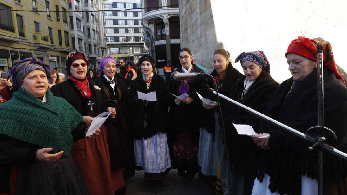 Un grupo de mujeres canta las coplas a san Antón el año pasado en la capital leonesa. JESÚS F. SALVADORES